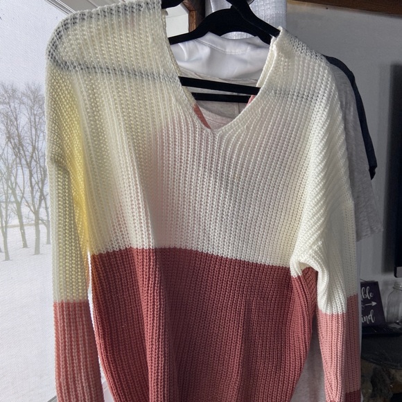 Pink and white sweater - Picture 2 of 2